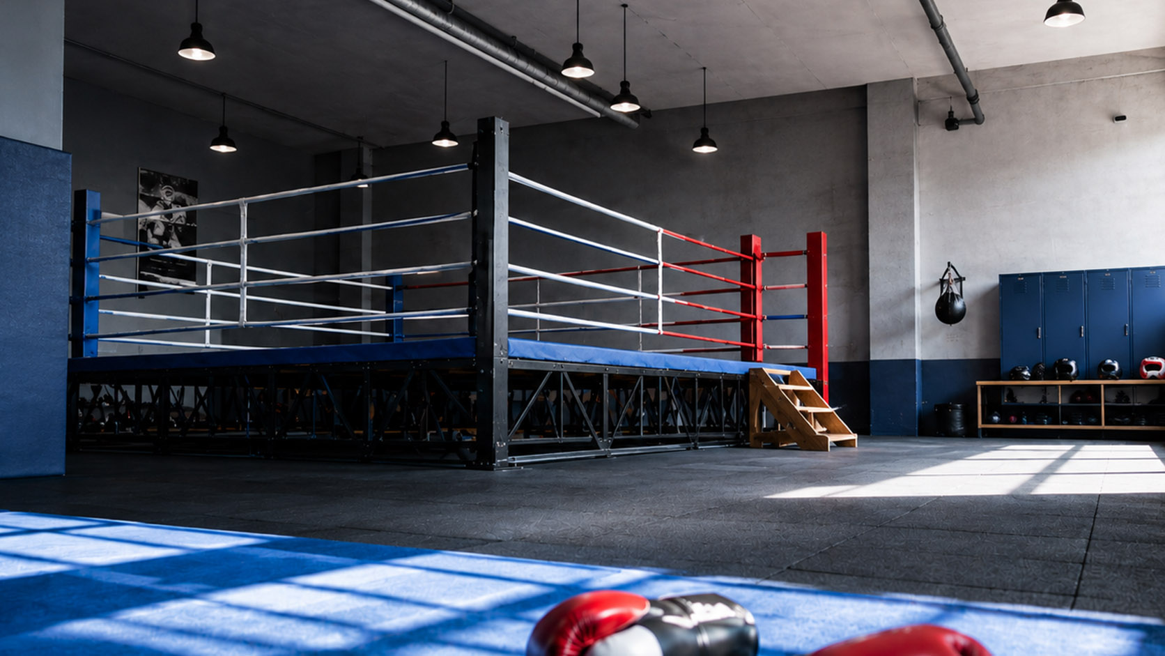 Foto eines Box Clubs. Großer Box Ring und Equipment.