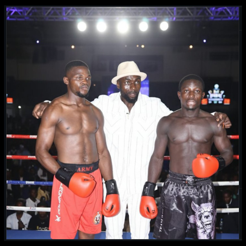 Boxer und Veranstalter im Ring beim Rising Fighters Event